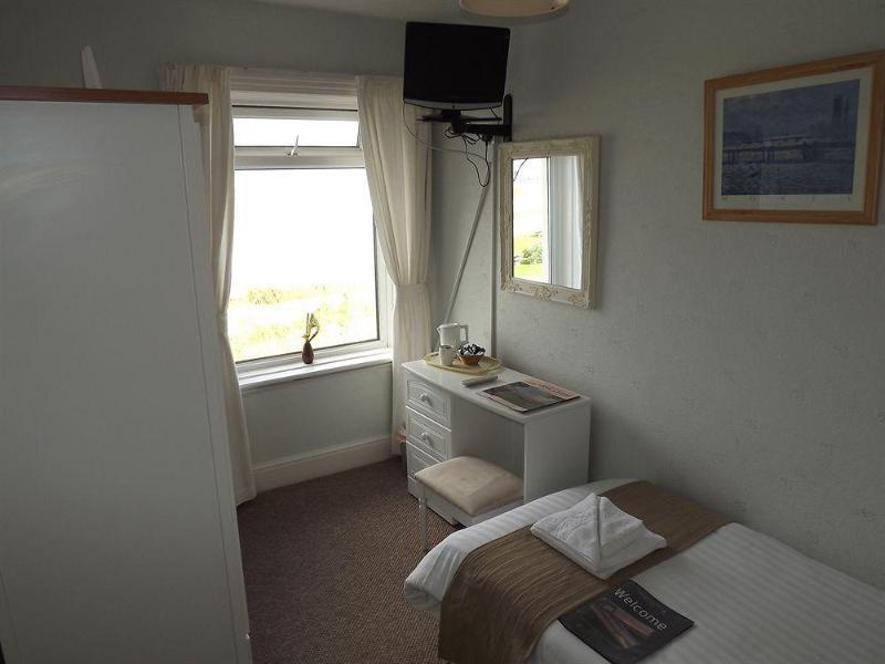 Balmoral Guest House Blackpool Bagian luar foto